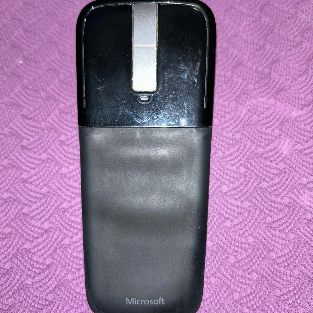 Microsoft Arc Touch Black and Silver Wireless Mouse needs 2 AAA batteries